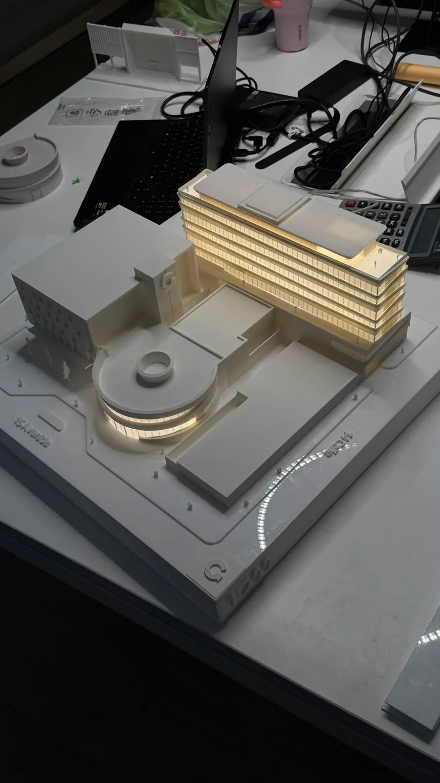 Vista cenital de maqueta arquitectónica con base rotulada 15 Avenida escala 1:500