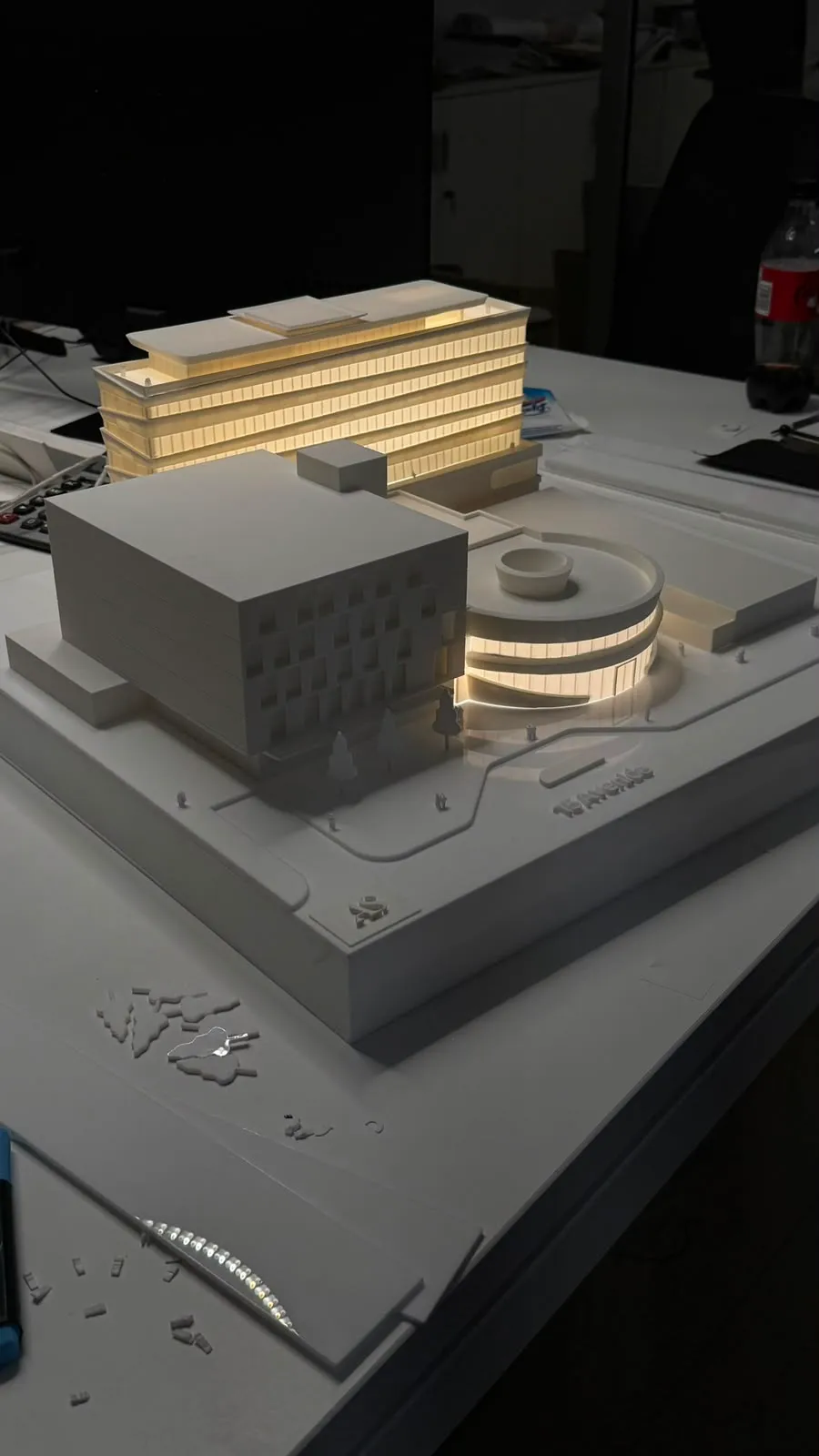 Maqueta arquitectónica con iluminación interna en taller de producción